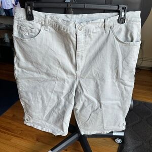 Gloria Vanderbilt Shorts All Around Slimming Effect Size 18 "Amanda"